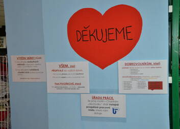 První měsíc charitního obchůdku