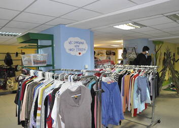 Reportáž z Charitního „obchůdku" - místa vzájemné materiální pomoci