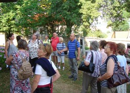 Před kostelem v Pravoníně