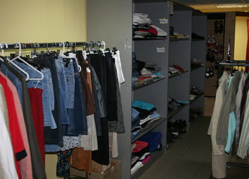 Březnové obnovení provozu a dubnová modernizace Charitního "obchůdku"