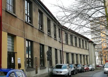 A JE TO TADY, KOUPILI JSME ŠEVCÁRNU!