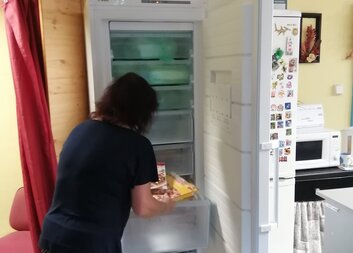 Nový mrazák do skladu potravin a další informace z našich míst vzájemné materiální pomoci