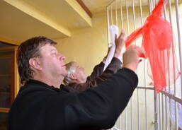 netradiční otevření - uvázat mašli, aby nás našli