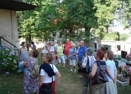 Před kostelem v Pravoníně 2