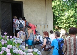 Před kostelem v Pravoníně 3