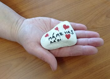 Malované kamínky pro zaměstnance Charity