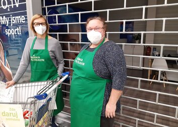 Potravinová sbírka se uskutečnila v Bille a Tescu