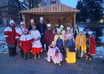 Tříkráloví koledníci ve Vlašimi zpívali u betléma